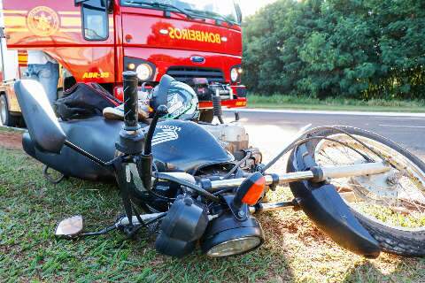 Motociclista perde controle de direção em curva e é socorrido em estado grave