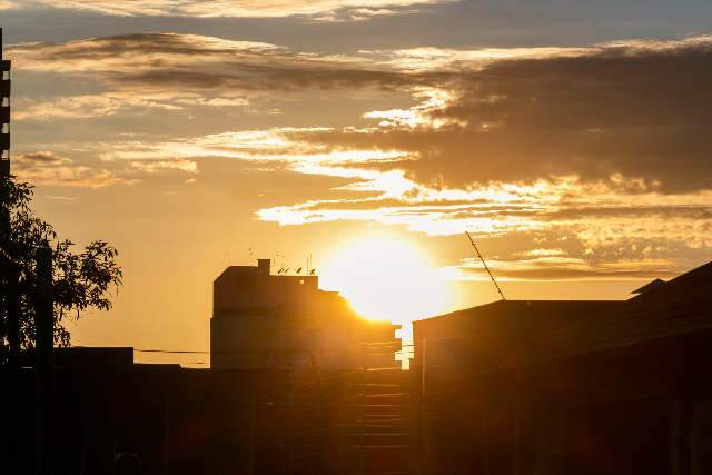 Ap&oacute;s estiagem, Inmet prev&ecirc; calor e pancadas de chuva para MS