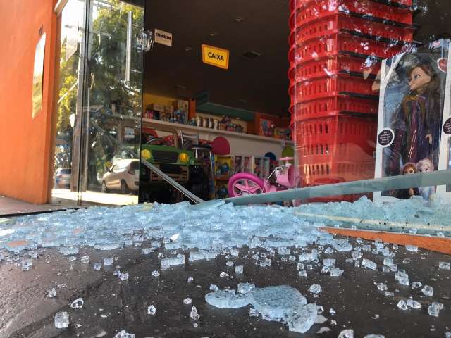 Ladr&atilde;o quebra porta de vidro de R$ 5 mil, sai com bike infantil e &eacute; preso