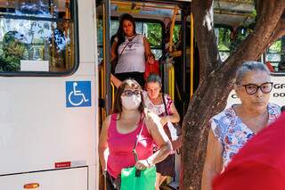 Em &ocirc;nibus lotados, m&aacute;scaras surgem e &aacute;lcool em gel s&oacute; o da bolsa da passageira