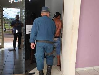 Homem é preso acusado de estuprar menina que saiu para comprar doce Homem é preso acusado de estuprar menina que saiu para comprar doce