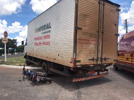 Caminhoneiro &ldquo;n&atilde;o v&ecirc;&rdquo; motociclista e homem tem fratura exposta em acidente