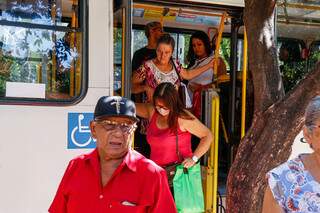 Em &ocirc;nibus lotados, m&aacute;scaras surgem e &aacute;lcool em gel s&oacute; o da bolsa da passageira