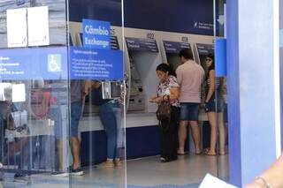 Entrada de clientes está limitado dentro das agências dos bancos. (Fotos - Kisie Ainõa)
