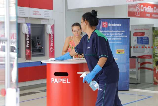 Bancos restringem clientes a 5 por vez e caixa tem &aacute;lcool em gel