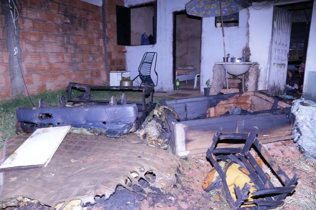 Idoso &eacute; resgatado de inc&ecirc;ndio em ed&iacute;cula no Parque Novos Estados