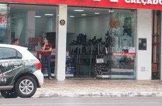 Sem clientes, vendedoras conversam na porta de loja na Avenida Marcelino Pires (Foto: Helio de Freitas)