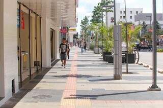 Em cidade praticamente vazia, vendedores j&aacute; falam em 80% de queda no movimento