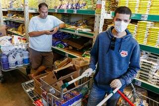 Corrida aos supermercados limpa g&ocirc;ndolas, mas associa&ccedil;&atilde;o garante estoques cheios