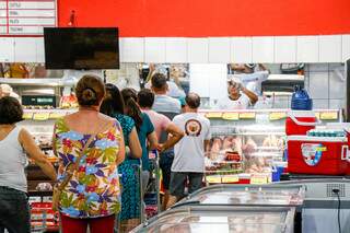 Corrida aos supermercados limpa g&ocirc;ndolas, mas associa&ccedil;&atilde;o garante estoques cheios