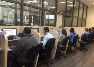 Call center em Campo Grande, que agora tem recomendação de espaço mínimo de 2 metros entre os funcionários.