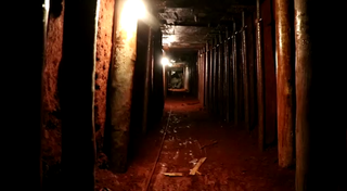 O túnel de 63 metros cavado pelos bandidos para chegar ao cofre do Nuval (Foto: Henrique Kawaminami)
