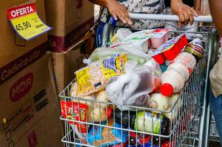 Corrida aos supermercados limpa g&ocirc;ndolas, mas associa&ccedil;&atilde;o garante estoques cheios