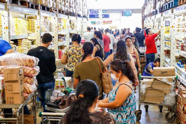 Corrida aos supermercados limpa g&ocirc;ndolas, mas associa&ccedil;&atilde;o garante estoques cheios