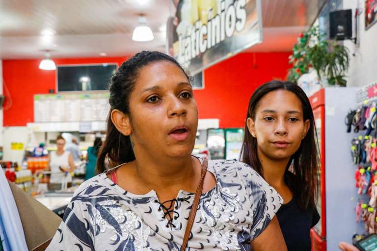 Auxiliar de produção Geise Kelly aumentou volume das compras (Foto: Henrique Kawaminami)