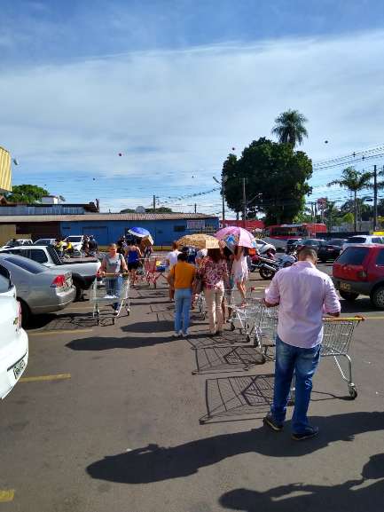 Fort Atacadista do Tiradentes tinha longas filas do lado de fora (Foto: Direto das Ruas)