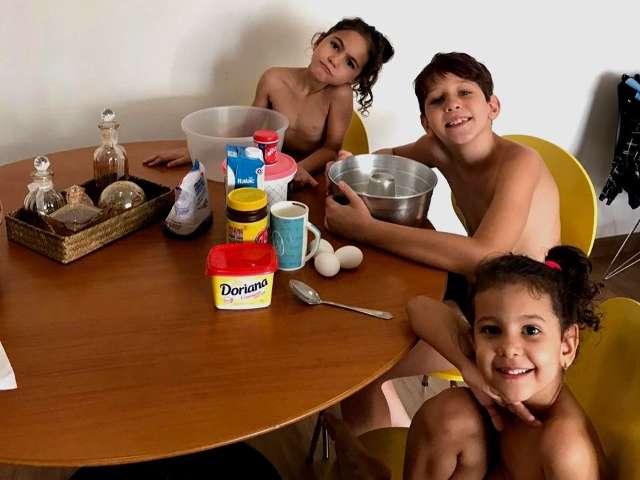 A Minha Mãe Está A Cozinhar Bolinhos Para O Filho PNG , Filho