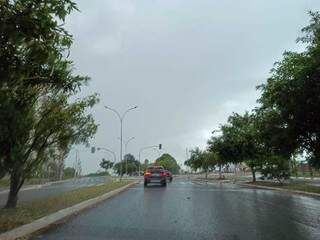 Chuva acaba com 22 dias de seca e levanta cheiro de terra molhada