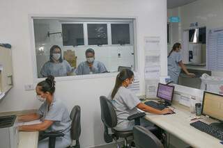 Na sala de enfermagem do Prontomed, todas as enfermeiras e técnicas usam máscaras