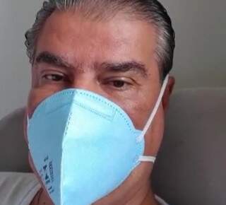 Nelsinho durante uma dos vídeos que gravou para relatar o estado de saúde, antes da internação. (Foto: Reprodução Instagram)
