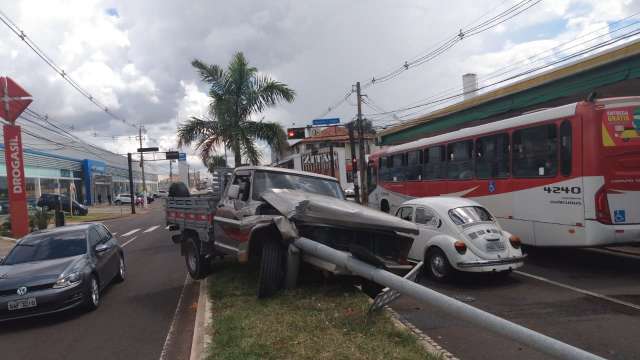 Caminhonete invade canteiro e atinge poste de ilumina&ccedil;&atilde;o na Zahran