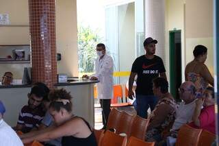 Médico plantonista na UPA Coronel Antonino, no domingo (15), usando máscara (Foto: Paulo Francis)