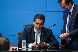 De celular na mão, Herculano Borges participa da sessão na Assembleia Legislativa, que teve votação remota.