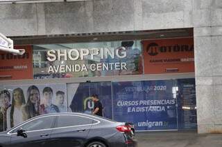 Shopping de Dourados passa a funcionar das 12h às 20h como medida contra pandemia de coronavírus (Foto: Helio de Freitas)