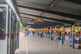 Idosos aproveitam passe livre, antes de benef&iacute;cio ser bloqueado por prefeitura