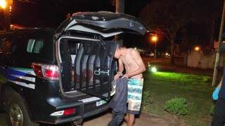 Jovem chegando a delegacia da cidade. (Foto: Adilson Domingos) 