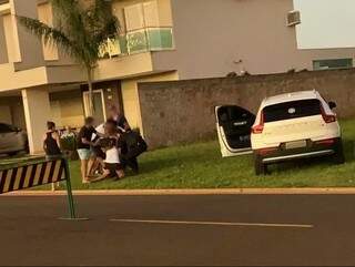 Moradores em meio a confusão no condomínio Damha 3, que começou após motorista de Volvo ser acusado de abusar da velocidade. (Foto: Direto das Ruas)