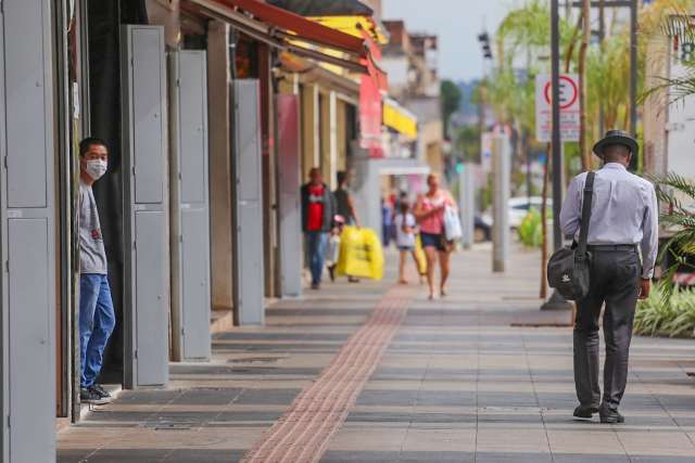 &ldquo;O &uacute;ltimo a sair apaga a luz&rdquo; &eacute; o desespero de quem para de trabalhar amanh&atilde;