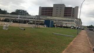 Estrutura está sendo montada no estacionamento do Hospital Regional (Foto: Secretaria de Estado de Saúde/Divulgação)