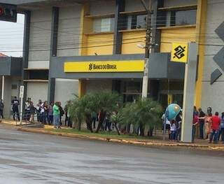 Fila em frente à agência do Banco do Brasil em Ponta Porã, hoje cedo (Foto: Direto das Ruas)