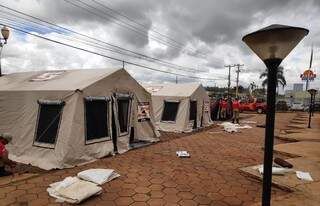 Bombeiros instalam barracas em frente à UPA de Dourados (Foto: Direto das Ruas)