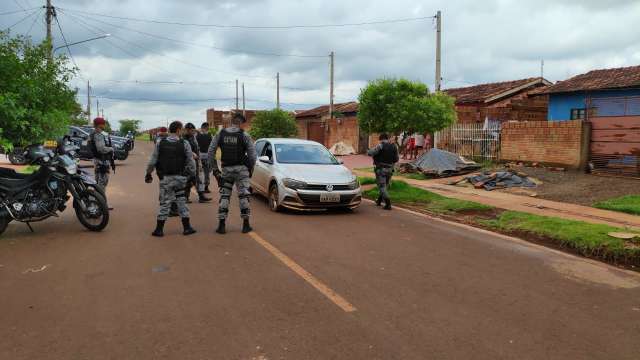 Em Polo roubado, homem tenta fugir jogando carro sobre policiais