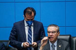 Assessor usa máscara ao lado do presidentee da Assembleia Legislativa, Paulo Correa, durante sessão nesta sexta-feira. (Foto: Henrique Kawaminami)