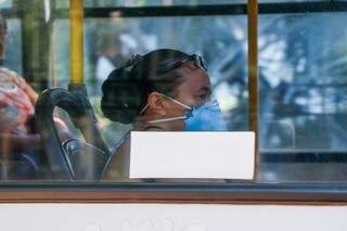 Passageira usa máscara para se proteger em ônibus na Capital (Foto: Henrique Kawaminami/Arquivo)