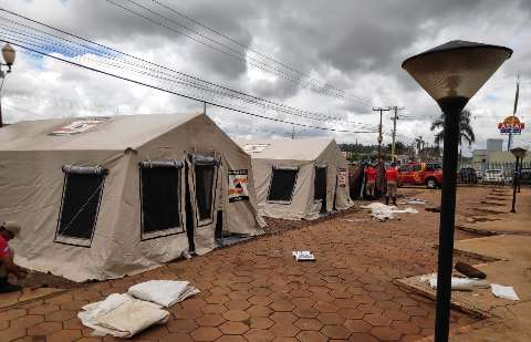 Bombeiro e Defesa Civil instalam barracas para atender doentes do novo vírus