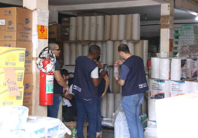 Ap&oacute;s den&uacute;ncia de estoque de &aacute;lcool, dep&oacute;sito sem licen&ccedil;a &eacute; fechado
