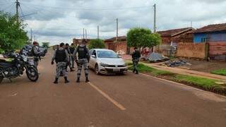 Policiais em volta do carro após tentativa de fuga do condutor; PM diz que carro é roubado (Foto: Adilson Domingos)