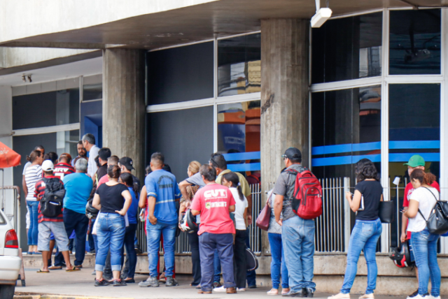 Decreto surpreende, mas clientes de bancos concordam com fechamento