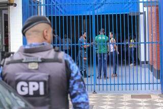 Guarda civil municipal em frente a prédio de call center que foi interditado nesta manhã. (Foto: Marcos Maluf)