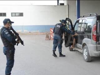 Policiais revistando veículo no lado brasileiro da fronteira.(Foto: Anderson Gallo/Diário Corumbaense)