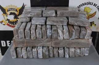Dupla &eacute; presa com 47 quilos de maconha que seria levada de MS para MG 