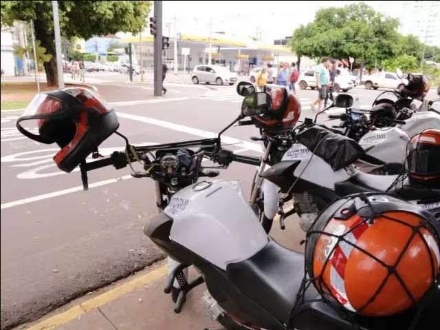 Taxistas e mototaxistas ter&atilde;o novos prazos para renova&ccedil;&atilde;o de alvar&aacute;s
