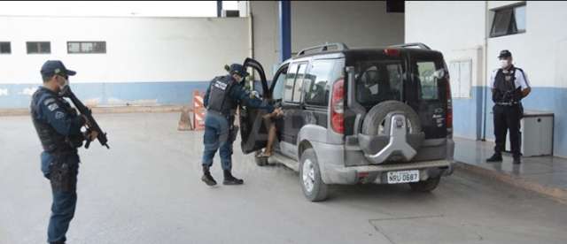 Fila, passageira barrada e &lsquo;teste corporal&rsquo; marcam 1&ordm; dia de fronteira fechada