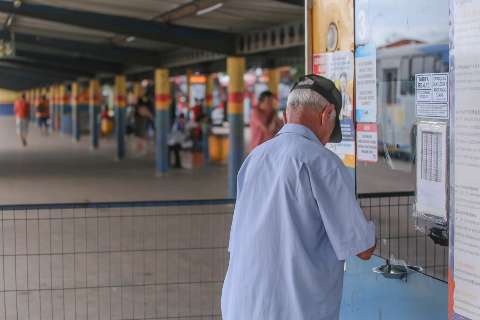 Idosos aproveitam passe livre, antes de benef&iacute;cio ser bloqueado por prefeitura