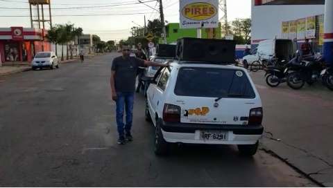 Em carro de som, empres&aacute;rio vai a bairros fazendo alerta contra o coronav&iacute;rus 