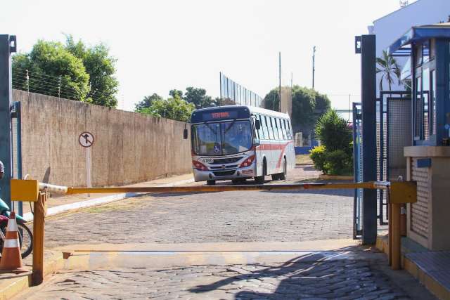 Em car&aacute;ter emergencial, transporte coletivo ainda circula na cidade